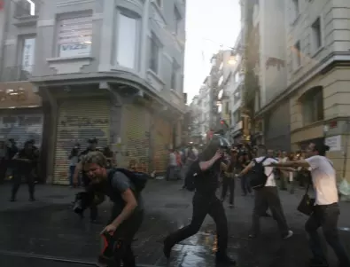 Хвърлени пиратки предизвикаха паника на истанбулския площад Таксим 
