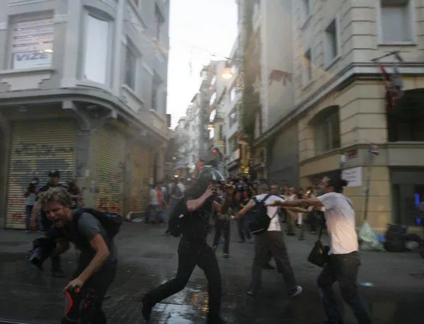 Турски протестиращи се сблъскаха с полицията в Истанбул