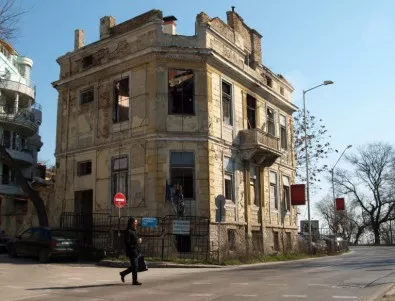 Премахват вековната и опасна сграда на турското консулство във Варна