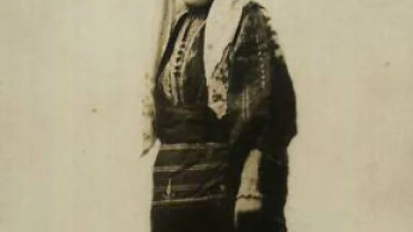 Родена е Менча Кърничева