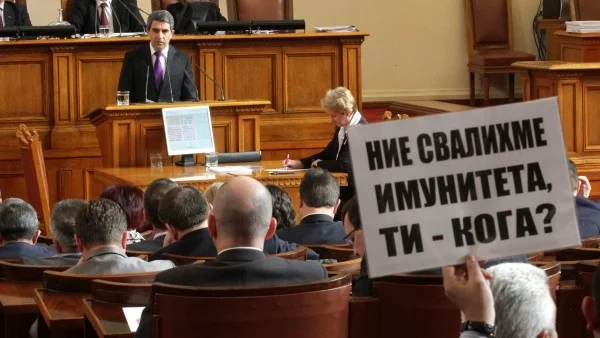 Плевнелиев заклейми руския модел, Сидеров одобрява референдум за Крим