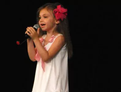 9-годишната Крисия изпя химна на България пред препълнения стадион 