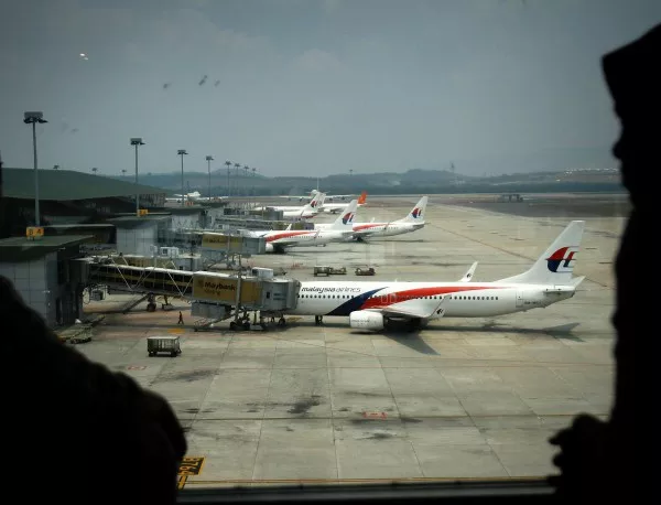 Австралия отрича да е засичала сигнал от изчезналия малайзийски самолет