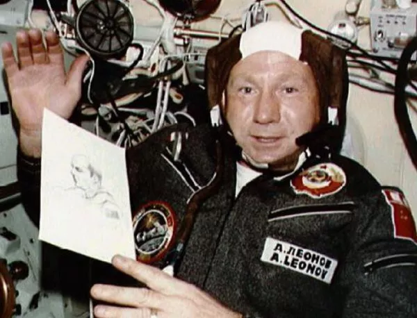 Съветският космонавт Алексей Леонов извършва първото излизане в открития Космос