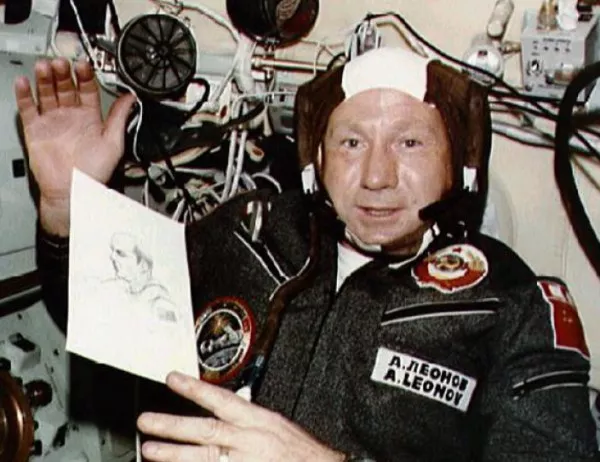 Съветският космонавт Алексей Леонов извършва първото излизане в открития Космос