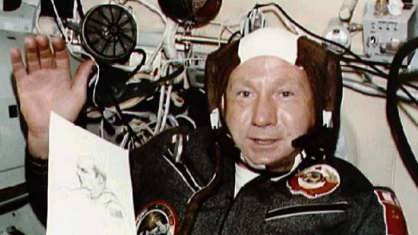 Съветският космонавт Алексей Леонов извършва първото излизане в открития Космос