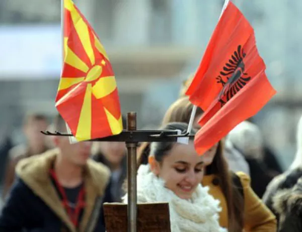 Замениха македонското знаме с албанското в южната ни съседка