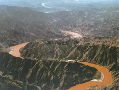 Китай обсипа с бомби втората най-дълга река в Азия