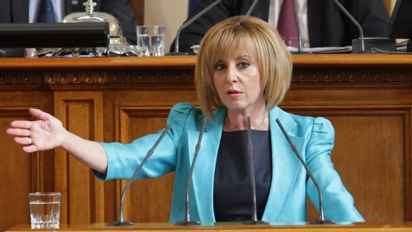 Мая Манолова остава на поста си 