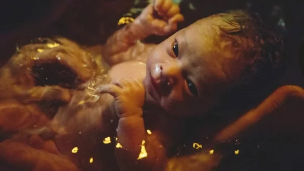 Раждането във вода не е препоръчително