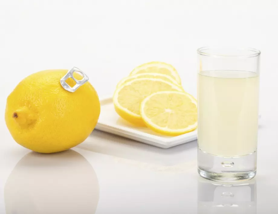 Жена пусна цял лимон в чаша вода, на сутринта остана шокирана от резултата