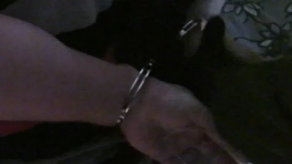 Полицейско насилие - няколко полицаи бият безпомощно момиче