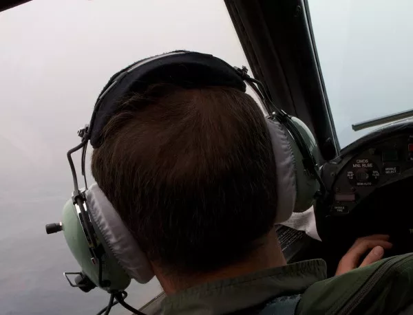 Разследват пилоти заради дрямка и игра на таблет по време на полет