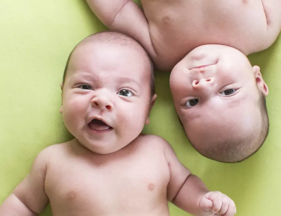 Жена роди близнаци, заченати с три седмици разлика 