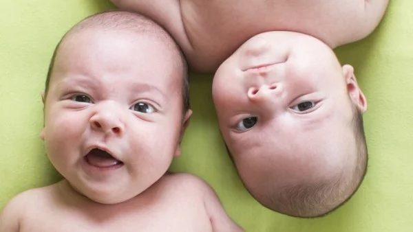 Близнаци се родиха в два различни месеца на две различни години