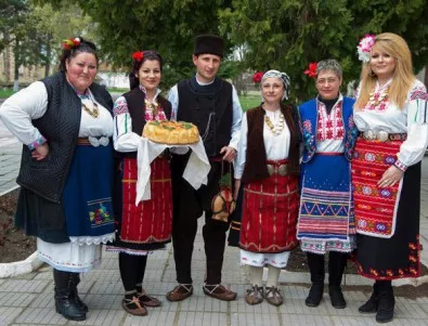 Цяло село заживя с български народни носии