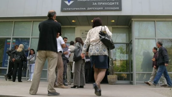 Офисите на НАП ще работят с удължено работно време на 30 април