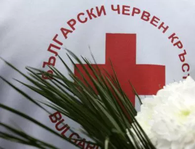Доброволци на Червения кръст раздават подаръци на деца в пловдивски болници