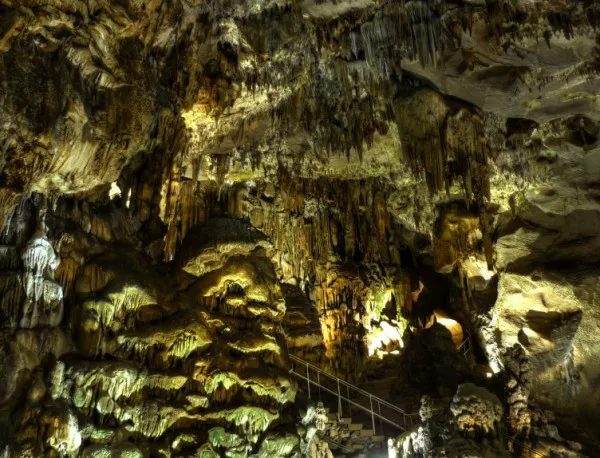 Светлинни и аудио спектакли в пещерата Леденика