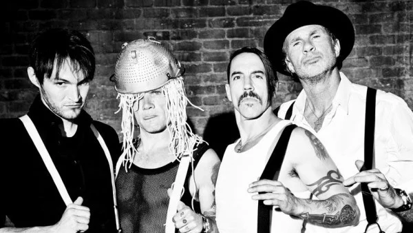 Басистът на Red Hot Chili Peppers пише книга за бунтарските си години