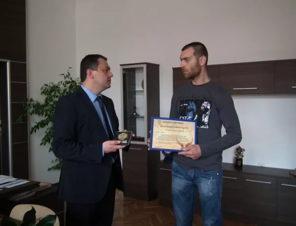 Наградиха героите, които спасиха хора при взрива в Севлиево
