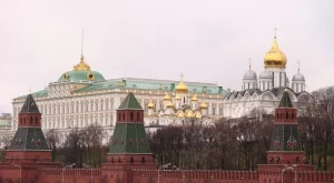 Русия замразява заплатите на чиновниците за още 3 години