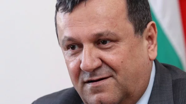 Москов да бъде така добър да си подаде оставката, пожела Адемов