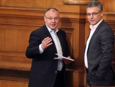 Станишев остава в разкрачено положение между Народното събрание и ЕП