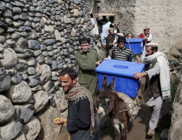 Изборите в Афганистан: Слаба активност, 28 убити и над 100 ранени
