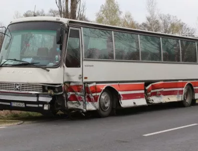Кола се вряза в автобус с 20 човека, шофьорът й заспал