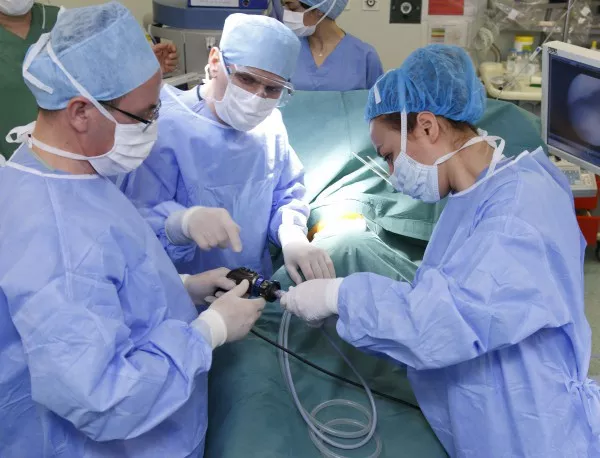 Чуждестранни хирурзи помагат безплатно на българчета със сколиоза