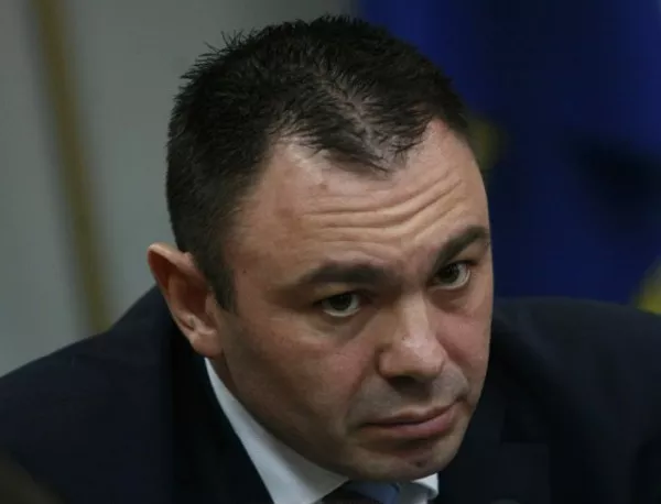 Лазаров: Служители на МВР не са пращани в банки