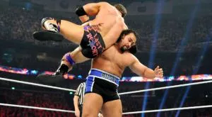 Нашият кечист дойде да види мама, доведе и сексбомбата Лана