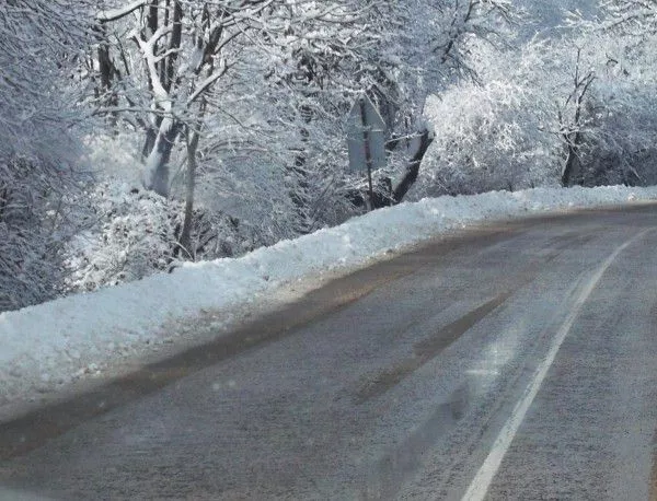 Фирмите, осигуряващи зимното поддържане на пътищата в община Смолян, са готови за зимата