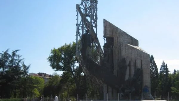 Паметникът пред НДК без Акт 16