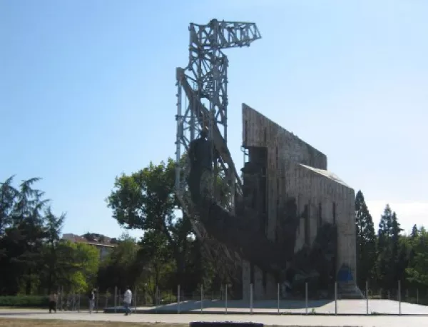 Паметникът "1300 години България" ще бъде съборен