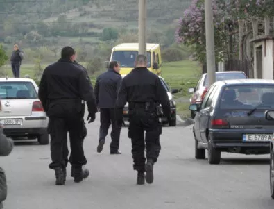 Полиция остава да пази барикардирания в Черниче