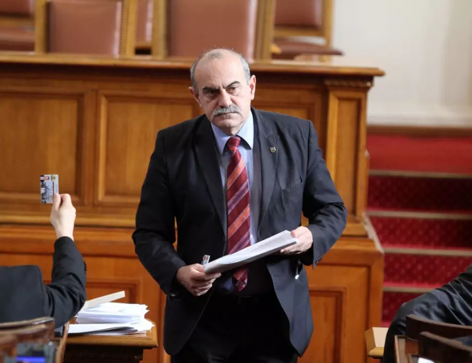 "Политически зоопарк": Депутатите си спретнаха скандал заради кандидатура на ДПС за КРС