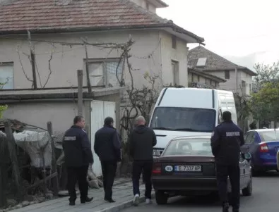 Барикадираният мъж в Черниче още не може да бъде изкаран от МВР