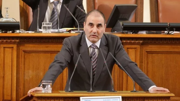 Влизаме в парламента, че Станишев да се успокои, че отива в Брюксел