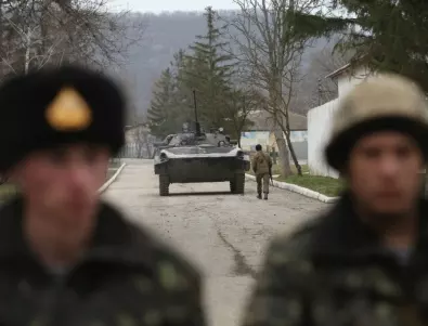 Садизъм или нормалност: Руски БТР прегази цивилна кола в Киев (ВИДЕО)