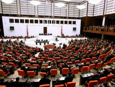 Турският парламент удължи извънредното положение с още 3 месеца