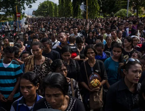Жените в Индонезия поискаха да се забрани бракът под 18 г.