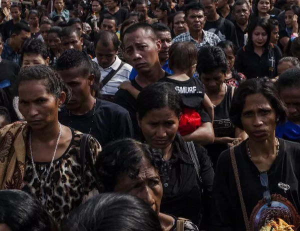 Загинали и ранени след протести в Индонезия