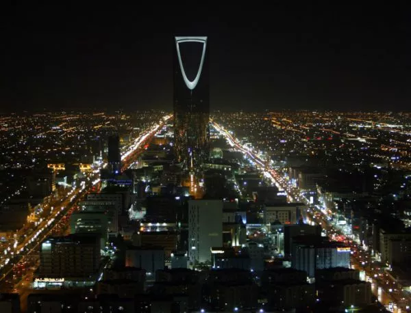 На Саудитска Арабия ѝ свършват парите?