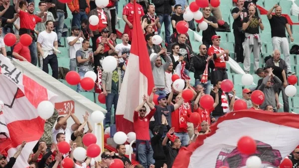 Фенове на Левски атакуваха ВИП ложата на Националния стадион 