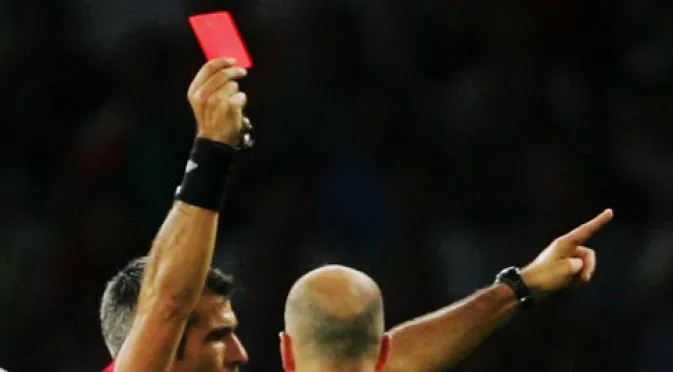 ВИДЕО: Футболист уби съдия на терена заради червен картон (18+)