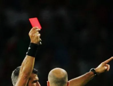 Футболист уби съдия на терена заради червен картон (ВИДЕО)