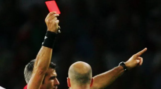 (18+) Нападател си изкара червен картон с мнооого неприлично празнуване на гол