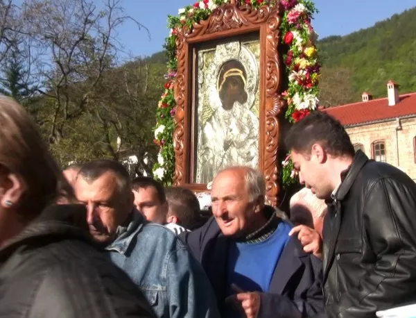Хиляди българи и чужденци се включиха в литийното шествие в Бачковския манастир